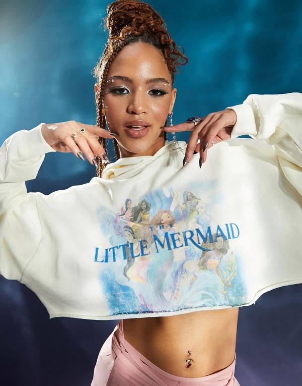 ASOS DESIGN - The Little Mermaid cropped hoodie with front licence graphic in white