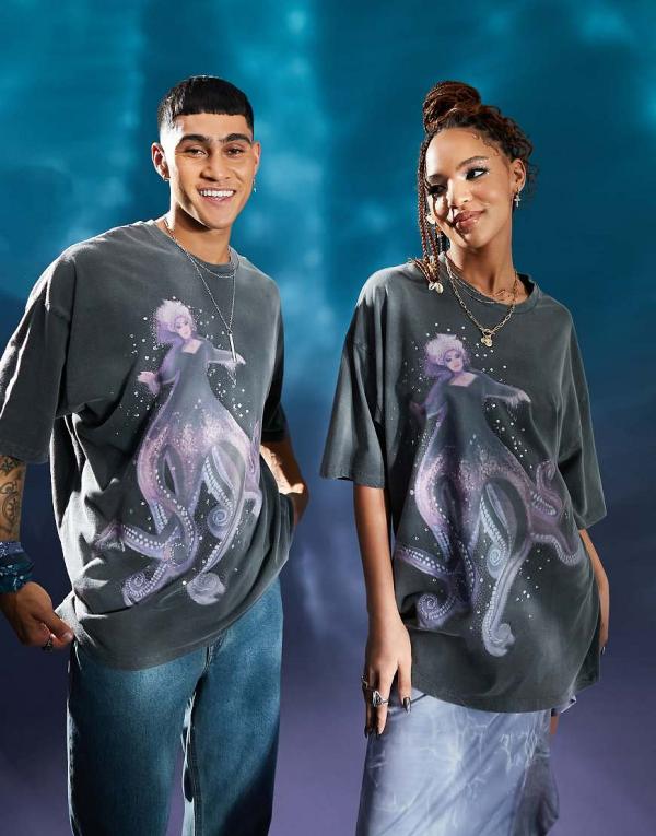 ASOS DESIGN - The little Mermaid Unisex Ursula licence graphic with hotfix in washed black