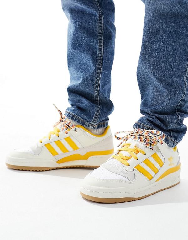 adidas Originals Forum Low sneakers in white/yellow with gum sole-Black