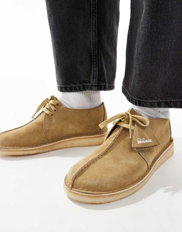 Clarks Orginals Desert Trek shoes in sand-Neutral