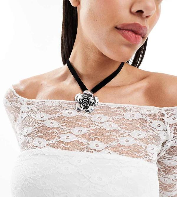 DesignB London cord choker necklace with flower pendant in silver