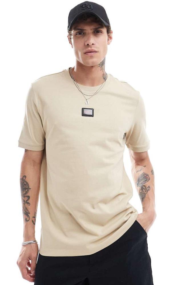 HUGO Red Diragolino t-shirt in beige with central logo badge-Neutral