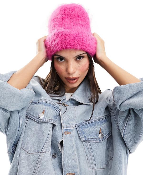 Levi's fluffy beanie in pink with logo