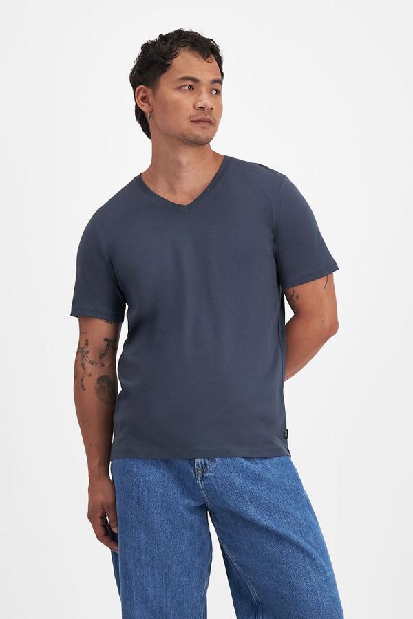 Bonds Men's Originals Midweight Vee Tee in Moon Eclipse Size: XS, Aussie Cotton