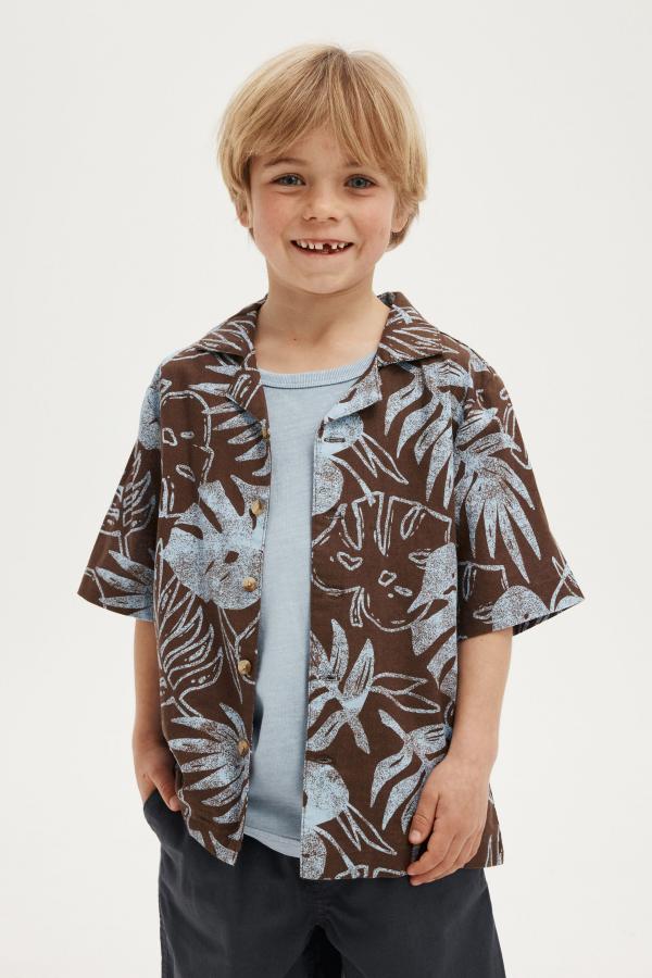 Cotton On Kids - Cabana Short Sleeve Shirt - Hot choccy/dusk blue palm foliage