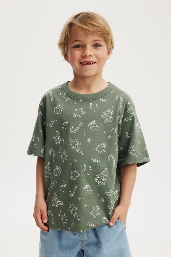 Cotton On Kids - Jonny Short Sleeve Graphic Print Tee - Swag green/christmas yardage