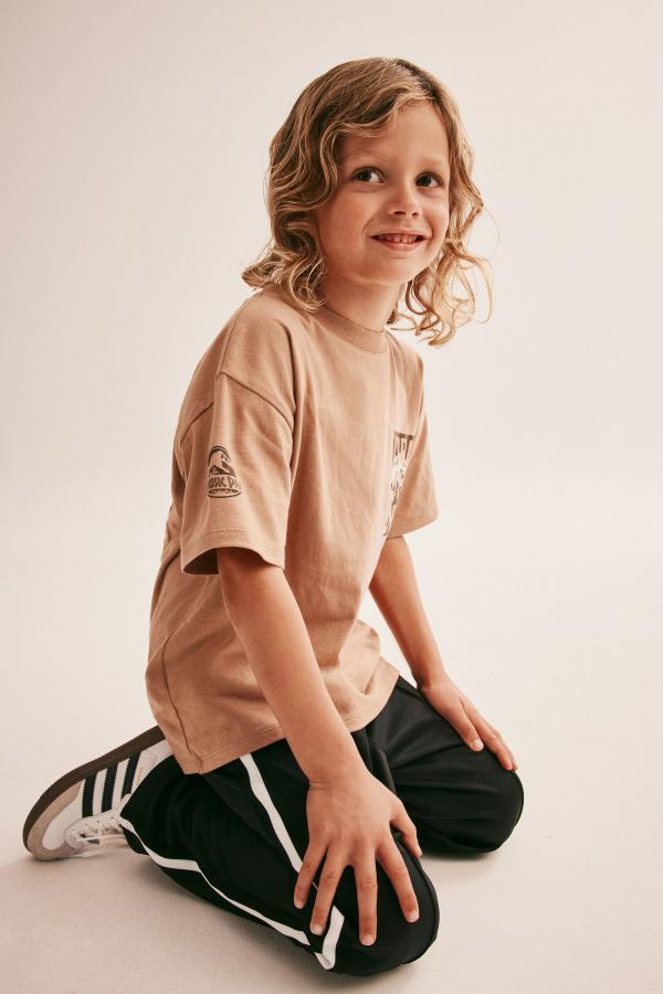 Cotton On Kids - Jurassic Park Drop Shoulder Short Sleeve Tee - Lcn uni taupy brown/jurassic park