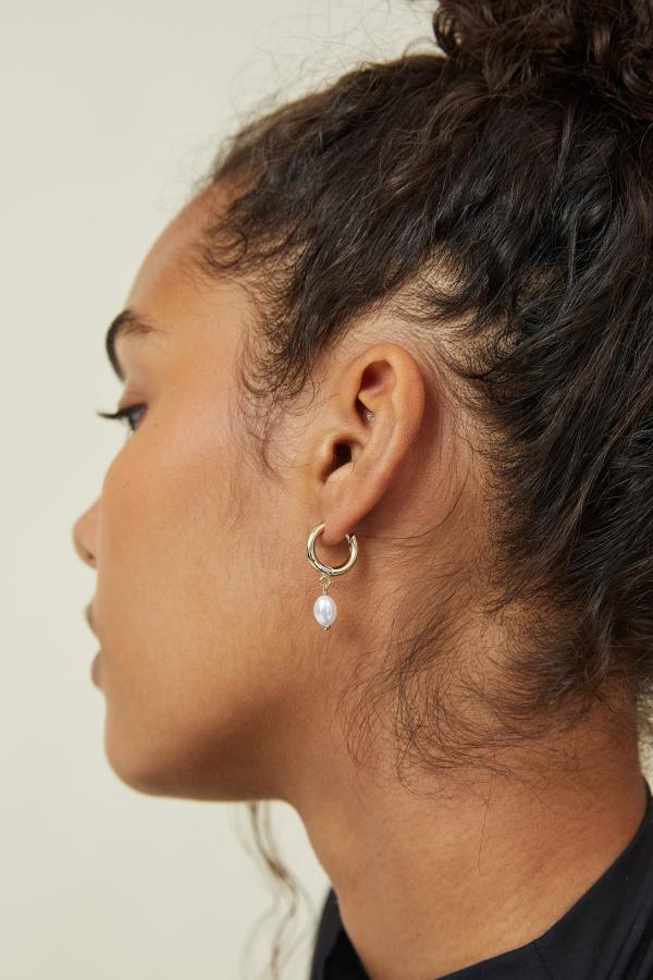 Rubi - Huggie Hoop Earring - Gold plated chunky pearl drop