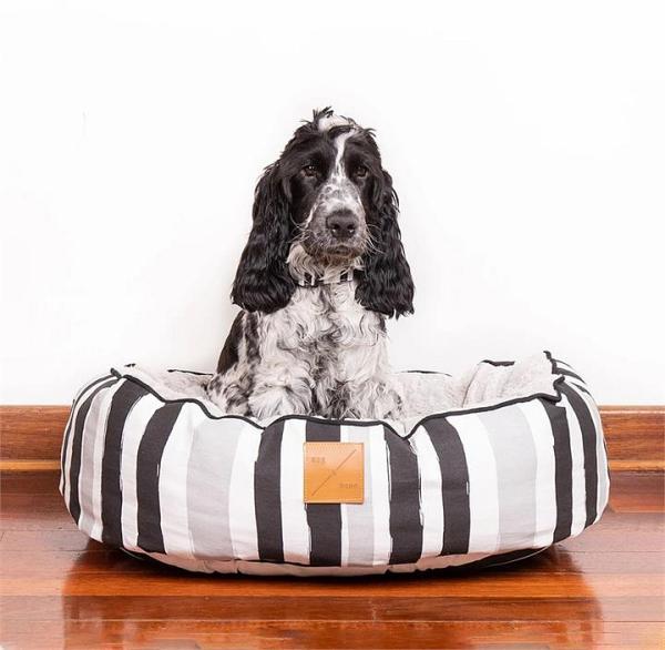 Mog & Bone 4 Seasons Reversible Dog Bed - Pebble Black Brush Stroke -
