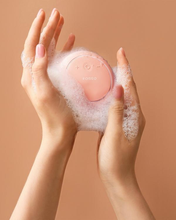 FOREO - LUNA 4 Body Massaging Body Brush   Peach Perfect - Tools (Peach Perfect) LUNA 4 Body Massaging Body Brush - Peach Perfect