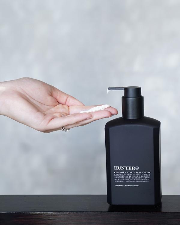Hunter Lab - Hydrating Hand & Body Lotion - Skincare (Black) Hydrating Hand & Body Lotion
