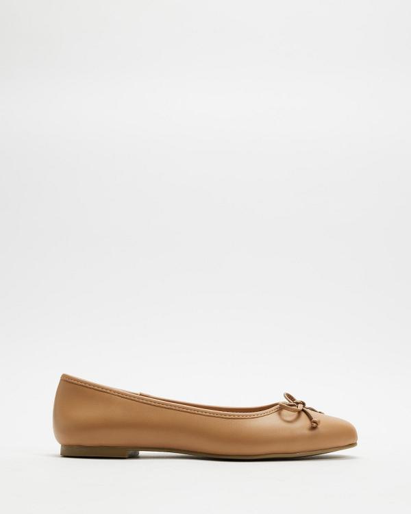 IRIS Footwear - Taylor - Ballet Flats (Tan) Taylor