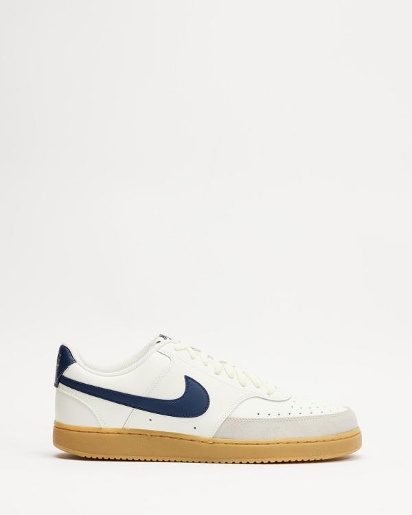 Nike - Court Vision Low   Men's - Lifestyle Sneakers (Sail, Midnight Navy, Gum & Light Brown) Court Vision Low - Men's