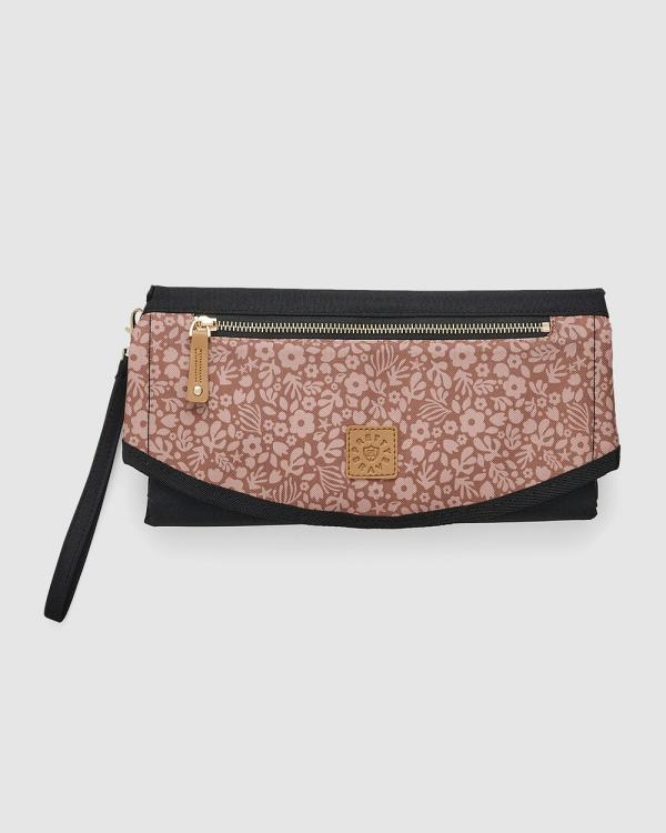 Pretty Brave - ROUNDABOUT CHANGE CLUTCH Bloom - Bags (Pink) ROUNDABOUT CHANGE CLUTCH Bloom
