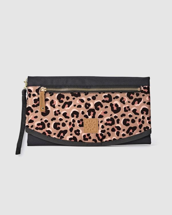 Pretty Brave - ROUNDABOUT CHANGE CLUTCH Blush Leopard - Bags (Pink) ROUNDABOUT CHANGE CLUTCH Blush Leopard