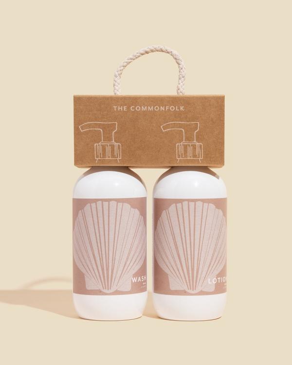 The Commonfolk Collective - Fan Shell   Nude Hand + Body Caddy 500ml - Bath (Amber) Fan Shell - Nude Hand + Body Caddy 500ml