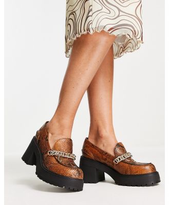 ASOS DESIGN Spicy chunky mid heeled loafers with chain in tan snake-Brown