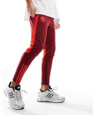 adidas Football Manchester United tracksuit trackies in burgundy-Red