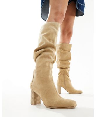 Bershka slouchy boots in tan-Brown