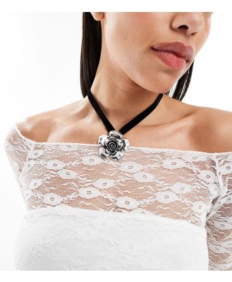DesignB London cord choker necklace with flower pendant in silver