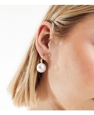 DesignB London short pearl earrings in gold
