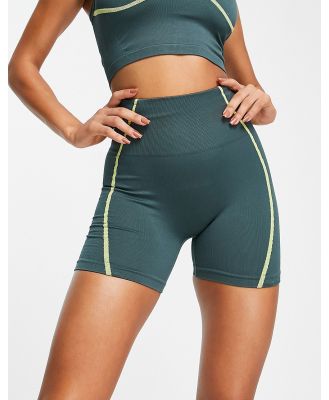 HIIT seamless booty shorts with contrast contour seam-Green