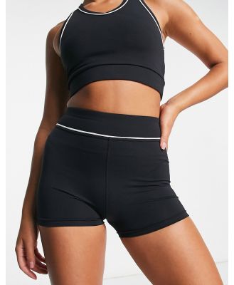 HIIT shorts in black with piping