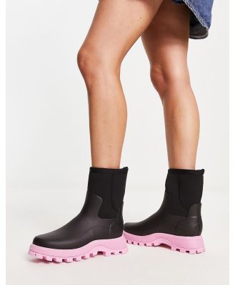 Hunter City Explorer short boots in black with pink sole