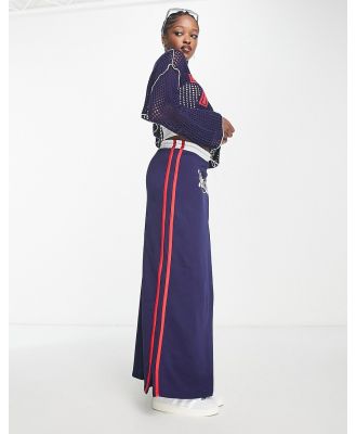 Jaded London elasticated waist sporty midi skirt in navy-Red