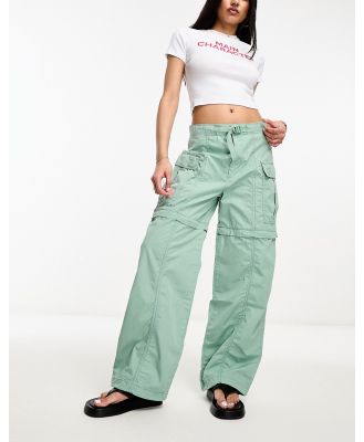 Levi's convertible cargo pants in green with pockets