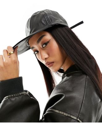 Muubaa leather cap in black