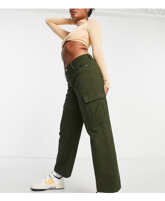 New Look Petite low rise cargo pants in dark khaki-Green