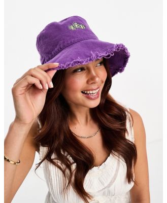 SVNX raw edge bucket hat with daisy embroidery in purple-Blue