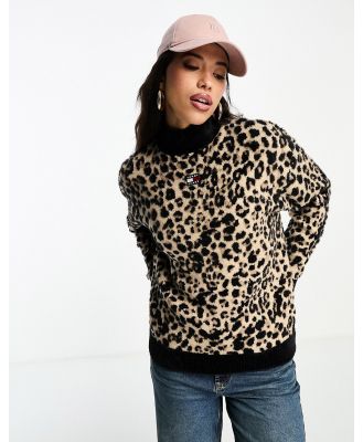 Tommy Jeans logo turtleneck sweater in leopard print-Brown