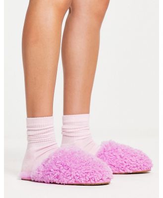 UGG Maxi Curly slides in bright pink