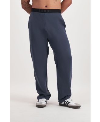 Bonds Men's Sweats Cotton Logo Straight Leg Trackie in Moon Eclipse Size: