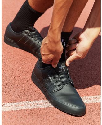 adidas Boys' Seeley Xt Shoes in Black