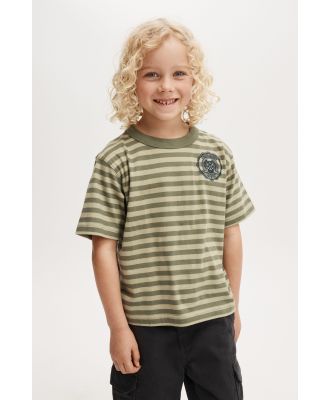 Cotton On Kids - Jonny Short Sleeve Graphic Print Tee - Deep sage/swag green stripe athletic division