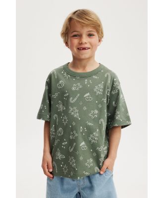 Cotton On Kids - Jonny Short Sleeve Graphic Print Tee - Swag green/christmas yardage