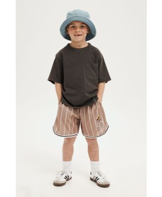 Cotton On Kids - Jurassic Park Basketball Short - Lcn uni taupy brown & white stripe/jurassic p