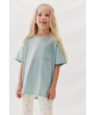 Cotton On Kids - Poppy Short Sleeve Graphic Print Tee - Barber blue wash/floral pocket