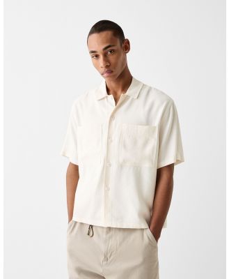 Bershka - Short Sleeve Tailored Boxy Fit Shirt - Shirts & Polos (Off white) Short Sleeve Tailored Boxy Fit Shirt