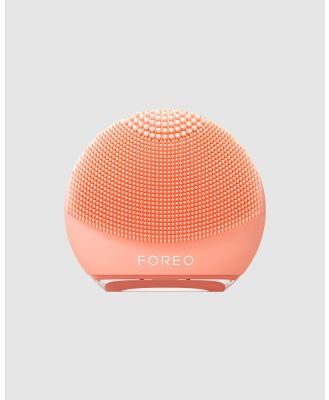 FOREO - LUNA 4 Go Facial Cleansing & Firming Device   Peach Perfect - Tools (Peach) LUNA 4 Go Facial Cleansing & Firming Device - Peach Perfect