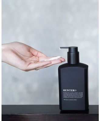 Hunter Lab - Hydrating Hand & Body Lotion - Skincare (Black) Hydrating Hand & Body Lotion