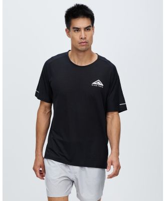 Nike - Dri FIT Trail Solar Chase Men's Short Sleeve Tee   Men's - Short Sleeve T-Shirts (Black & White) Dri-FIT Trail Solar Chase Men's Short Sleeve Tee - Men's