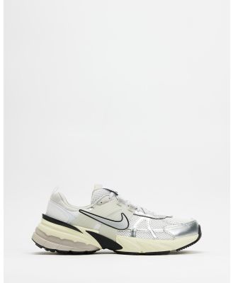 Nike - V2K Run   Men's - Lifestyle Sneakers (Summit White & Metallic Silver) V2K Run - Men's