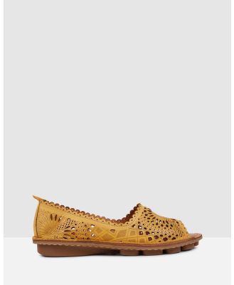 Planet Shoes - Bounce Slip On Leather Flat - Casual Shoes (Mustard) Bounce Slip On Leather Flat
