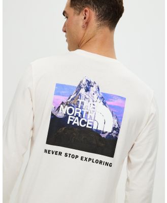 The North Face - Long Sleeve Box NSE Tee - Long Sleeve T-Shirts (White & Graphic) Long Sleeve Box NSE Tee