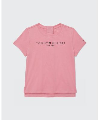 Tommy Hilfiger Adaptive - Adaptive Girls Seated Fit Logo T Shirt - T-Shirts & Singlets (POPULAR PINK) Adaptive Girls Seated Fit Logo T-Shirt