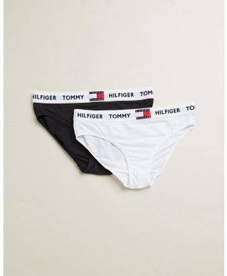 Tommy Hilfiger - Iconic Exclusive 2 Pack Bikini Briefs   Teens - Briefs (White & Black) Iconic Exclusive 2-Pack Bikini Briefs - Teens